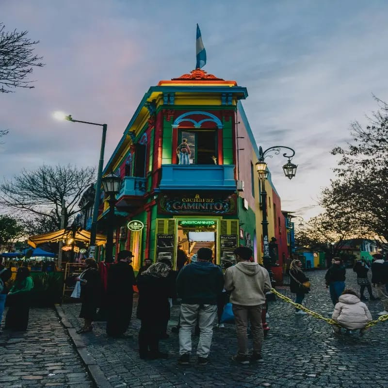 Turismo en Caminito, barrio La Boca, Buenos Aires, Argentina. Turistas de paseo por Caminito el cual es un callejón, museo y un pasaje, de gran valor cultural y turístico, ubicado en el barrio de La Boca de la Ciudad de Buenos Aires, Argentina.
