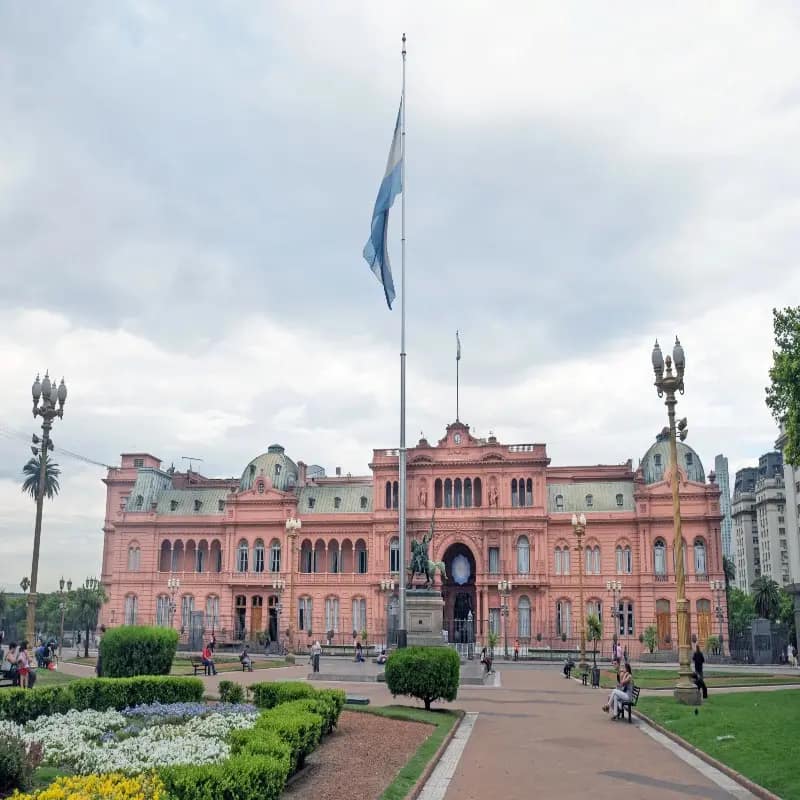 Casa Rosada (Casa de Gobierno) en Plaza de Mayo, Buenos Aires, Argentina. Vista frontal de la Casa Rosada, sede del gobierno nacional argentino, con su fachada rosa característica frente a la Plaza de Mayo en Buenos Aires