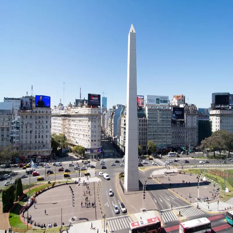 Obelisco de Buenos Aires en la Bulliciosa Avenida 9 de Julio. Vista aérea panorámica del Obelisco de Buenos Aires en la intersección de la Avenida 9 de Julio y Corrientes, rodeado de rascacielos y tráfico de la ciudad. icono turístico de Argentina