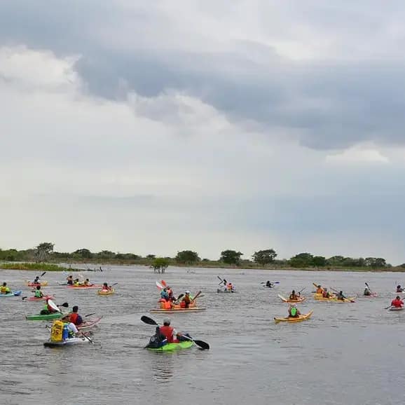 Paso en Kayak en Santa Fe, Argentina. Foto de Edgardo Eichenberger en Pixabay. Paso en kayak por la laguna Setúbal, Santa Fe, Argentina