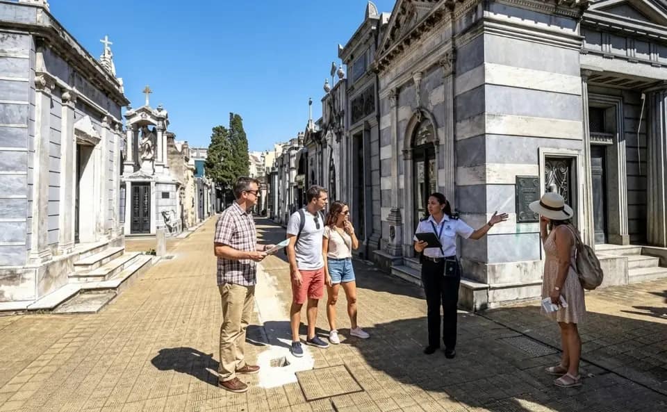 Turistas en visita guiada al histórico Cementerio de La Recoleta, Buenos Aires.